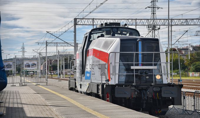 Prezes UTK Ignacy Góra doświadczył jazdy na pokładzie lokomotywy wodorowej podczas TRAKO 2023