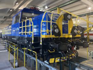 Pierwsza elektryczno-hybrydowa lokomotywa manewrowa Rail Cargo Hungaria jest już w fazie testów.