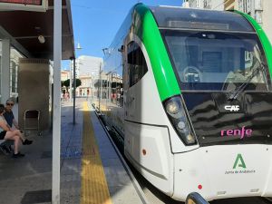 Miasto Kadyks w Hiszpanii uruchomiło system transportu tramwajowo-kolejowego.