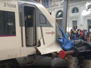 Pociąg nie wyhamował na stacji w Barcelonie. Kilkadziesiąt osób zostało rannych