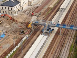 Na stacji Skarżysko-Kamienna trwają prace przy budowie przejścia podziemnego i peronów.