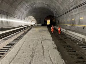 Tunel Św. Gottharda odzyska pełną przepustowość dopiero we wrześniu 2024 r.