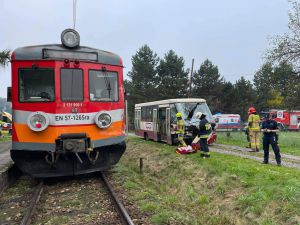 Są ranni w wyniku zderzenia pociągu z autobusem na przejeździe kolejowym w Bulowicach (Małopolska). 