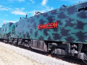Rosjanie zmontowali pociąg pancerny z wagonów Ukrzaliznyci skradzionych w rejonie Charkowa