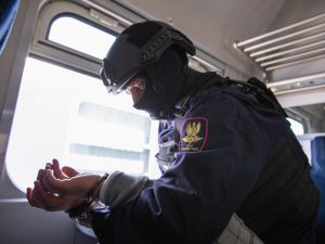 Terroryzował bronią podróżnych w pociągu – interweniowała Straż Ochrony Kolei