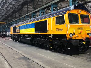 Lokomotywa GB Railfreight w geście wsparcia brytyjskich kolejarzy przywdziała ukraińskie barwy