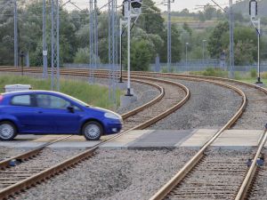 Bezpieczniejsze przejazdy kolejowe na lokalnych drogach