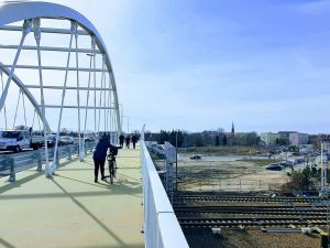 Nowy wiadukt nad torami w Łowiczu zwiększa bezpieczeństwo i poprawia komunikację