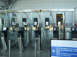Lotnisko Warszawa/Modlin z bramkami biometrycznymi