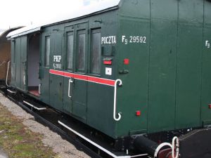 Zabytkowy wagon pocztowy z 1908 roku wrócił do Muzeum Kolejnictwa