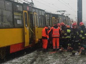Warszawa: zderzenie samochodu z tramwajem, kierowca zakleszczony w aucie