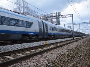 Merchel: pociągi na głównych liniach mają jeździć minimum 200 km/h