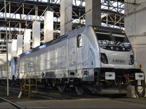 Toruńska "Szopa" Alstom pełna lokomotyw Traxx DC3 oczekujących na potencjalnych użytkowników