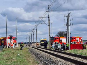 Wypadek na przejeździe kolejowym w Miliczu. 35-letni kierowca walczy o życie.