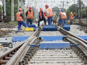PLK zleci utrzymanie linii kolejowych zewnętrznym firmom