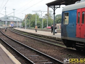 Dwa pociągi na jednym torze w Opolu
