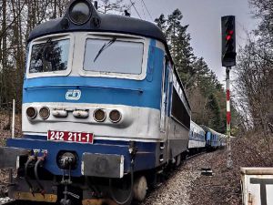 Awaria zwrotnicy prawdopodobną przyczyną wykolejenia pociągu "Rožmberk" na południu Czech. 