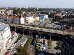 Międzynarodowa linia kolejowa E30 wpisuje się w zabytkowe otoczenie stolicy Małopolski