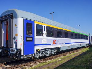 Kolejne zmodernizowane przez PESA Bydgoszcz wagony w barwach PKP Intercity