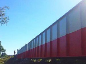 Jak biało czerwona 40-metrowa flaga - most kolejowy w Płońsku. 