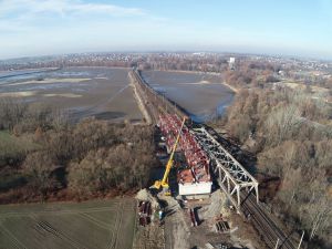 Konstrukcja mostu kolejowego w Czechowicach-Dziedzicach już wznosi się nad Wisłą