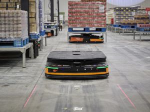 Roboty AMR wspierają ID Logistics w procesie kompletacji zamówień.