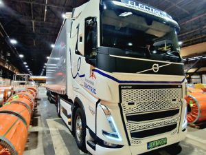 Transport stali pod napięciem, czyli ArcelorMittal Poland testuje elektryczną ciężarówkę 