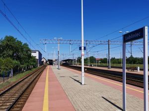 Podróżni na stacji Lubliniec korzystają z nowych wind