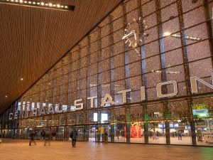 Tysiące świateł rozświetlają Dworzec Główny w Rotterdamie