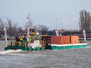 Kontenery na Wiśle - komercyjny rejs barki z Portu Gdańsk do Chełmna