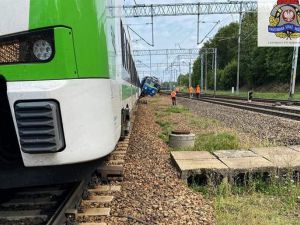 Bliskie spotkanie pociągu Kolei Mazowieckich z pociągiem PKP Cargo na stacji w Skierniewicach