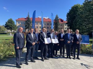 Pociągi pojadą między Szastarką, Janowem Lubelskim i Biłgorajem – podpisano umowę na projekt linii