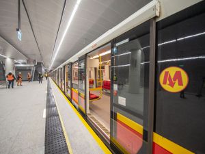 Testowy pociąg metra wjechał na nowo wybudowany wschodni odcinek M2