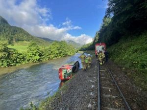 W Alpach w regionie Lungau w Austrii wykoleiła się kolejka Murtalbahn, jeden wagon wpadł do rzeki