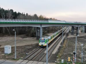 Wiadukt na linii Rail Baltica w Mokrej Wsi zwiększył bezpieczeństwo