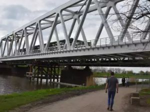 Nowy most przez Odrę w Opolu połączył już oba brzegi. 