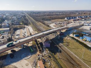 Nowy wiadukt nad torami w Skierniewicach zwiększy bezpieczeństwo w ruchu kolejowym i drogowym