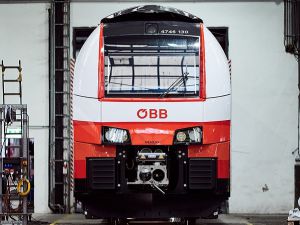 Dwusetny Cityjet Desiro ML wyprodukowany przez Siemens Mobility wjeżdża na austriackie tory.