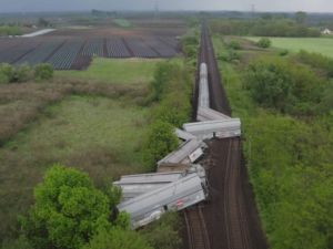 Pociąg towarowy Rail Cargo Austria wykoleił się na głównej węgierskiej magistrali kolejowej.