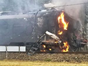 Tragiczny wypadek na przejeździe kolejowym w Widełce na Podkarpaciu. Pociąg stanął w płomieniach.