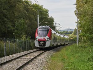 SNCF Voyageurs i Alstom prezentują pierwszy francuski pociąg hybrydowy 