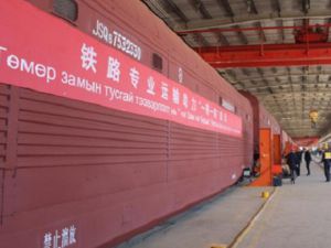 Pociąg Chińskich Kolei przewożący samochody po raz pierwszy przekroczył granicę bez przeładunku