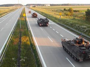 Pojazdy wojskowe NATO "wjeżdżają" na polskie drogi - nocne manewry drogowe.