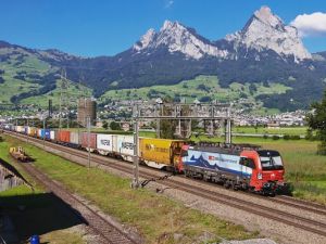 W 2021 roku trzy czwarte towarów jadących przez Alpy przewiezionych zostało koleją