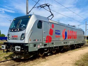 LOTOS Kolej odebrała pierwszą lokomotywę TRAXX DC3 z Akiem