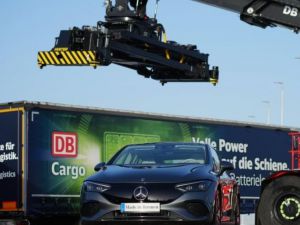 Neutralne dla klimatu rozwiązania transportowe DB dla produkcji pojazdów elektrycznych Mercedes-Benz