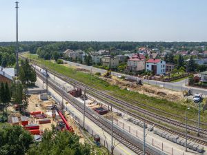 PKP PLK budują nowe kładki nad torami wraz z windami na stacjach w Głownie i Strykowie 
