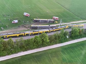 Wykolejenie pociągu w Münchendorf nieopodal Wiednia,  jedna osoba nie żyje, kilka rannych