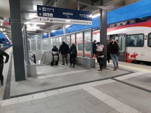 Więcej nośników informacji dla pasażerów na stacji Rzeszów Główny i przystanku Rzeszów Zachodni