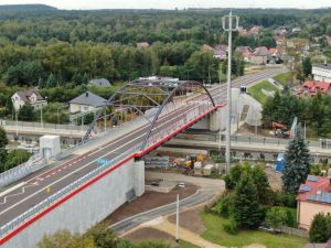 Kolejny wiadukt drogowy w Jaworznie zwiększył poziom bezpieczeństwa w ruchu kolejowym i drogowym